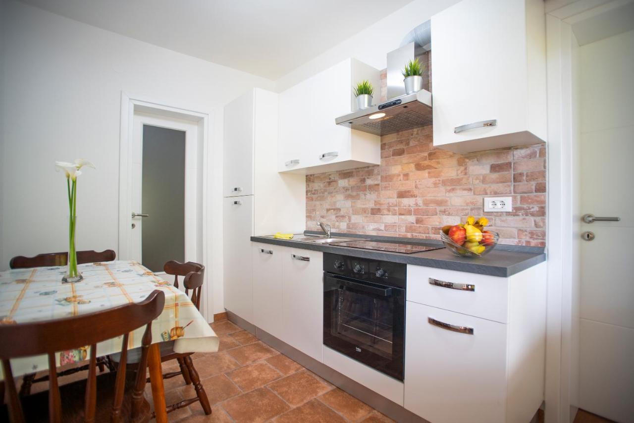 Apartment Nina ロヴィニ エクステリア 写真